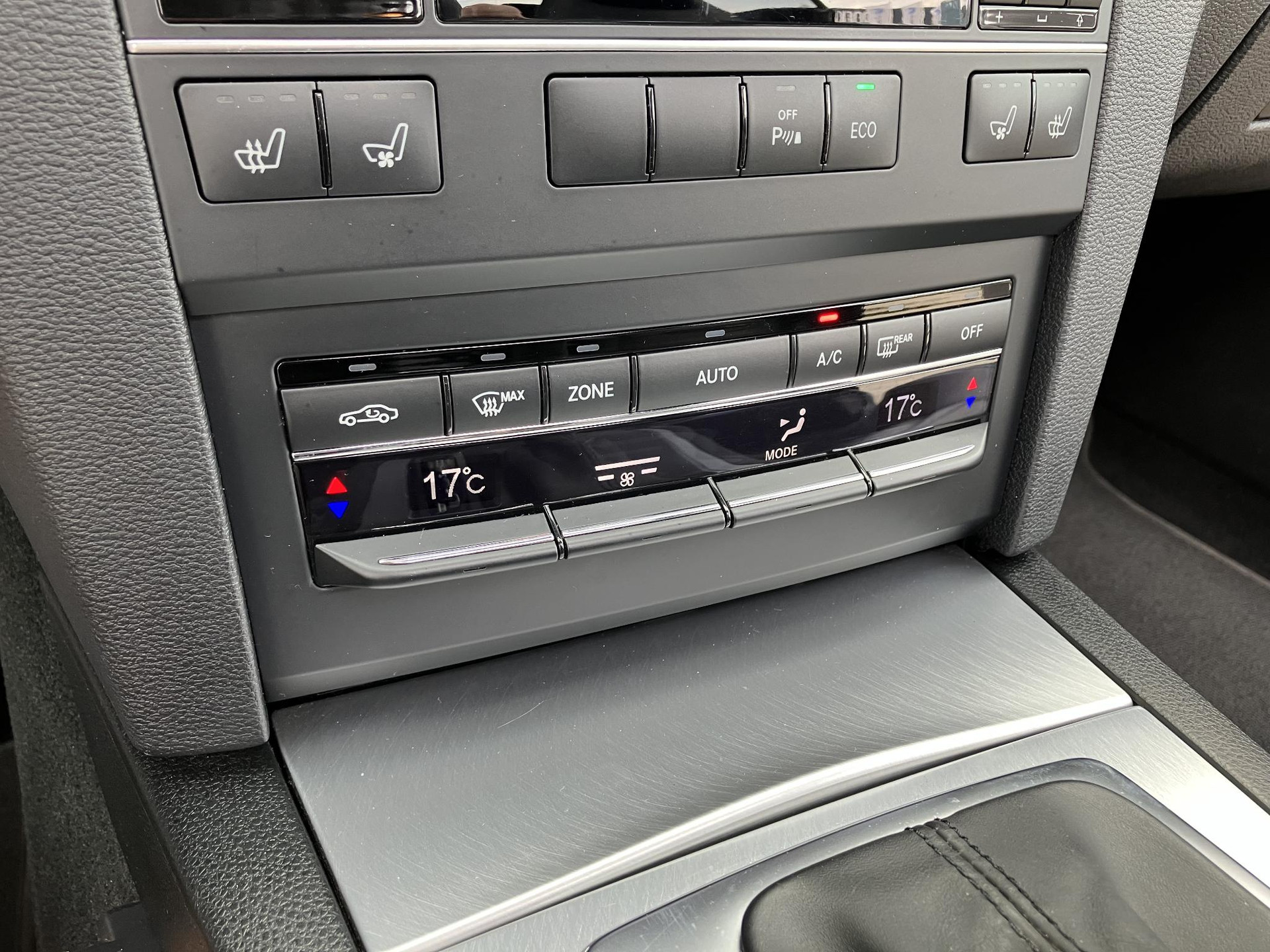 46109853-8.jpg
